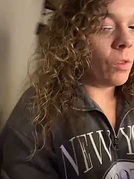 AuroraSummers online show from November 14, 2025, 1:42 am