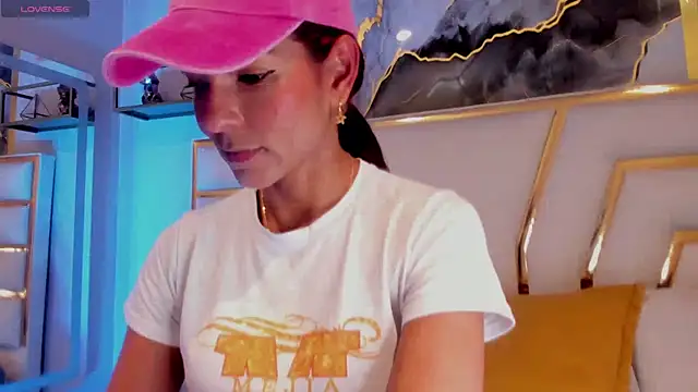 HannaPetit online show from April 7, 2026, 7:04 pm