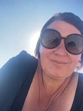 Snapshot of XLindaMilfX chatting on September 13, 2025, 12:27 pm XLindaMilfX online show from September 13, 2025, 12:27 pm