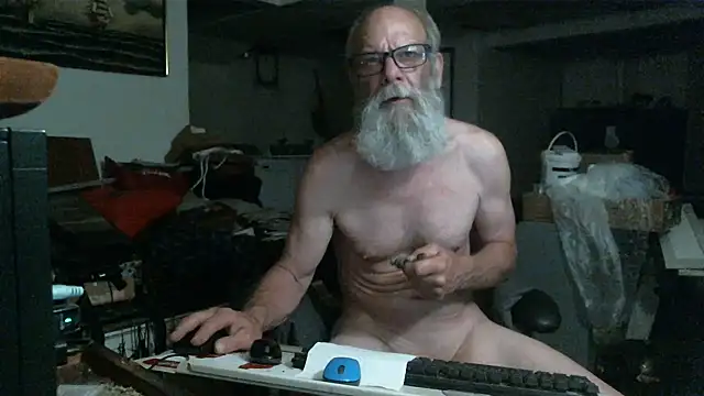 Snapshot of farmboy4yu chatting on July 18, 2026, 5:16 am farmboy4yu online show from July 18, 2026, 5:16 am