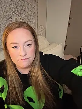 Snapshot of cinnatitties chatting on November 2, 2025, 6:24 pm cinnatitties online show from November 2, 2025, 6:24 pm