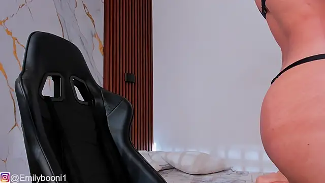 EmilyBoonny1 online show from December 1, 2025, 8:32 pm