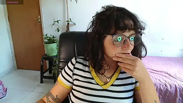 Snapshot of myamillor chatting on November 21, 2025, 12:37 pm myamillor online show from November 21, 2025, 12:37 pm