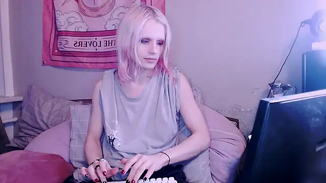 Snapshot of Alien_Bella chatting on December 18, 2025, 1:04 pm Alien Bella online show from December 18, 2025, 1:04 pm