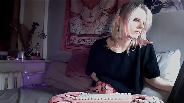 Snapshot of Alien_Bella chatting on March 14, 2026, 9:10 pm Alien Bella online show from March 14, 2026, 9:10 pm