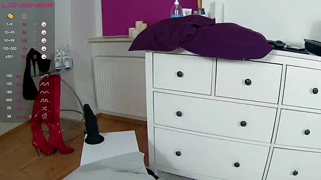 Snapshot of Latina_daily chatting on November 13, 2025, 1:15 pm Latina daily online show from November 13, 2025, 1:15 pm