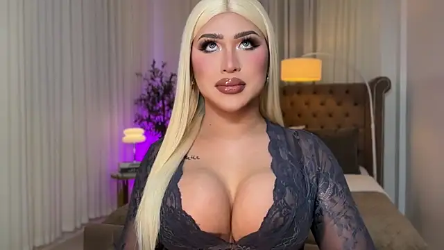 Snapshot of Your_Majesty_Tyra chatting on October 21, 2025, 5:18 am Your Majesty Tyra online show from October 21, 2025, 5:18 am