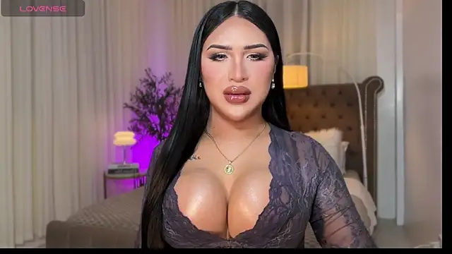 Snapshot of Your_Majesty_Tyra chatting on November 20, 2025, 5:41 am Your Majesty Tyra online show from November 20, 2025, 5:41 am