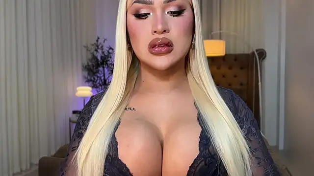 Snapshot of Your_Majesty_Tyra chatting on October 12, 2025, 5:09 am Your Majesty Tyra online show from October 12, 2025, 5:09 am