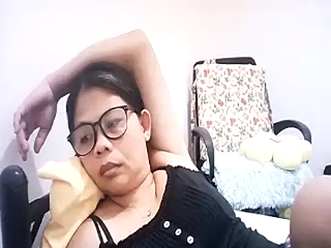 Snapshot of pinay_milfxx chatting on May 7, 2026, 1:32 am pinay milfxx online show from May 7, 2026, 1:32 am
