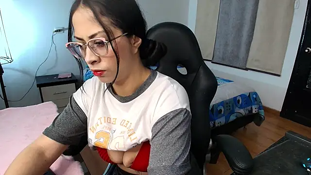 yesie hot online show from April 18, 2026, 12:57 am