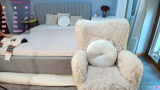 Snapshot of Anna_Lewis chatting on October 5, 2025, 6:15 am Anna Lewis online show from October 5, 2025, 6:15 am