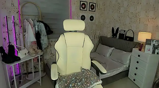 AlexandraMooree online show from March 6, 2025, 12:52 pm