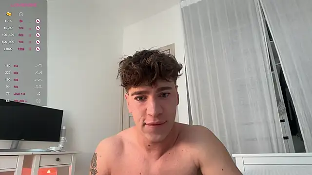 Snapshot of Evan__White_ chatting on October 5, 2025, 6:04 am Evan White online show from October 5, 2025, 6:04 am