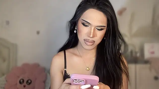 Ts glamxxxx online show from November 18, 2025, 1:32 am