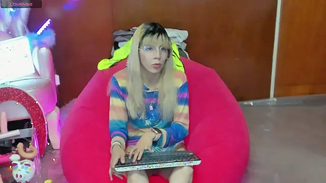 Snapshot of Skinygirl chatting on April 8, 2026, 1:18 am Skinygirl online show from April 8, 2026, 1:18 am