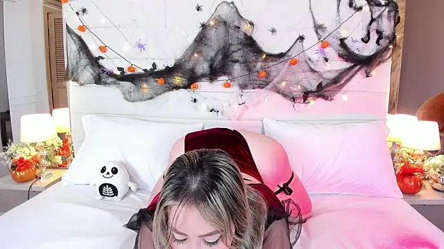 Snapshot of Charlotte93_ chatting on October 31, 2025, 12:02 pm Charlotte93 online show from October 31, 2025, 12:02 pm