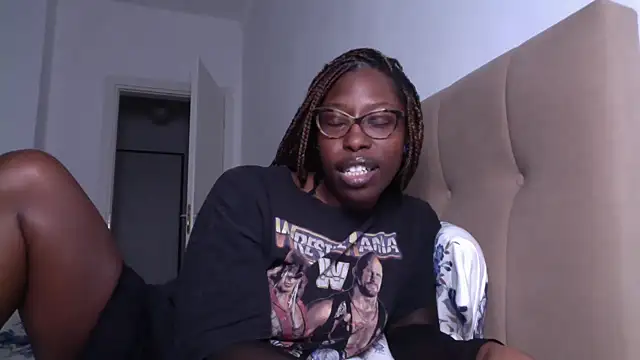 Snapshot of MadamIndigo chatting on February 24, 2025, 12:52 am MadamIndigo online show from February 24, 2025, 12:52 am