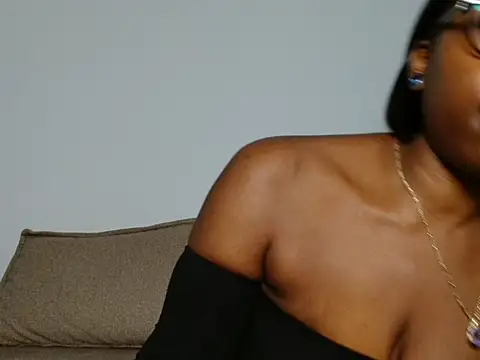 Snapshot of MadamIndigo chatting on November 8, 2025, 11:41 pm MadamIndigo online show from November 8, 2025, 11:41 pm