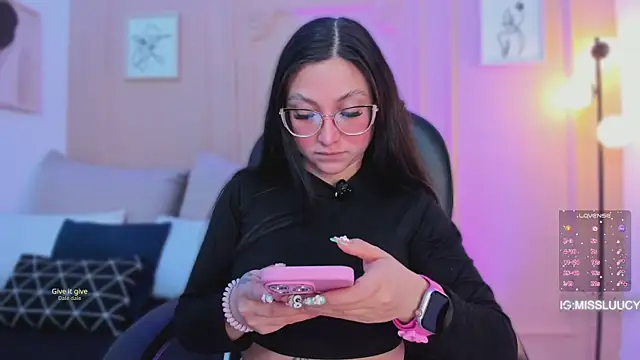 lucy neil online show from April 21, 2026, 2:36 am