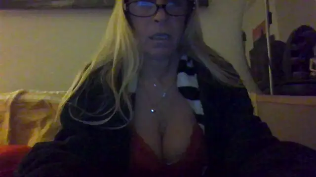 Snapshot of MISSLOTUS75 chatting on December 27, 2024, 10:16 pm MISSLOTUS75 online show from December 27, 2024, 10:16 pm
