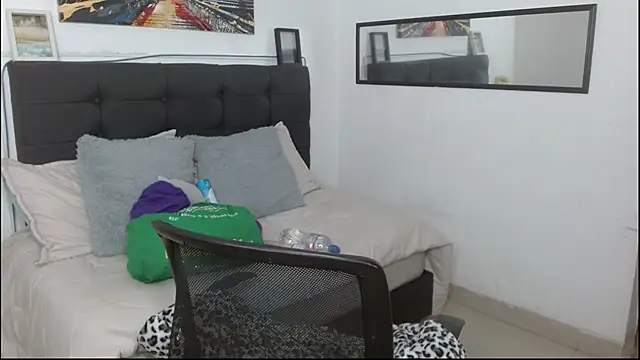 Snapshot of vaness_weet chatting on December 4, 2025, 9:14 pm vaness weet online show from December 4, 2025, 9:14 pm