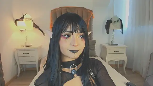 Snapshot of Emma_Torres__ chatting on October 31, 2025, 12:35 pm Emma Torres online show from October 31, 2025, 12:35 pm