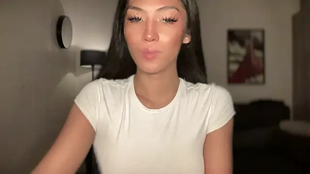 Bella Gordon online show from June 18, 2026, 4:33 am