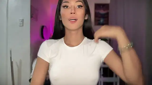 Bella Gordon online show from November 4, 2025, 4:00 pm