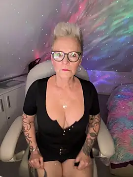 German Milf online show from October 28, 2025, 2:16 pm