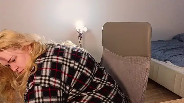 EllsaJean  online show from April 19, 2026, 1:17 am