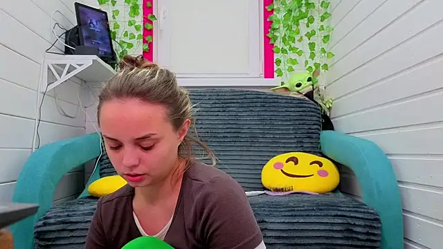 Snapshot of Misss_Vikk chatting on December 1, 2025, 7:31 am Misss Vikk online show from December 1, 2025, 7:31 am