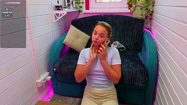 Snapshot of Misss_Vikk chatting on September 10, 2025, 6:12 am Misss Vikk online show from September 10, 2025, 6:12 am