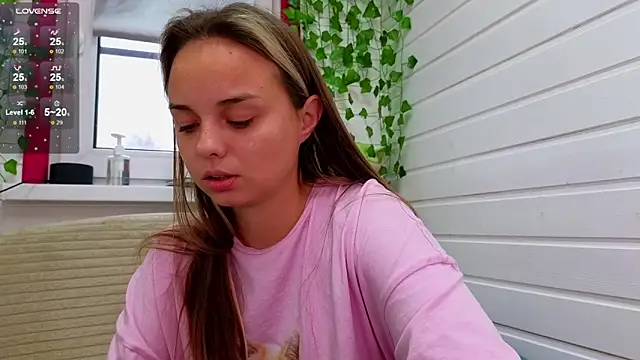 Snapshot of Misss_Vikk chatting on October 19, 2025, 6:38 am Misss Vikk online show from October 19, 2025, 6:38 am