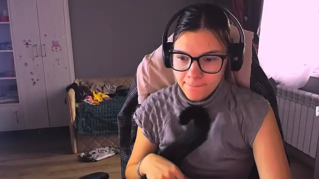 MollyLollipop online show from December 4, 2025, 4:22 am