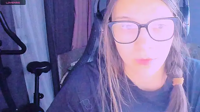 MollyLollipop online show from March 31, 2026, 5:04 pm