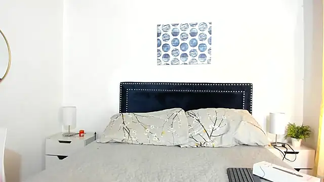 Snapshot of ZulyMichels chatting on October 17, 2025, 12:18 pm ZulyMichels online show from October 17, 2025, 12:18 pm