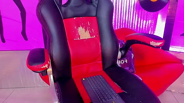 nickyminach  online show from March 31, 2026, 7:38 pm