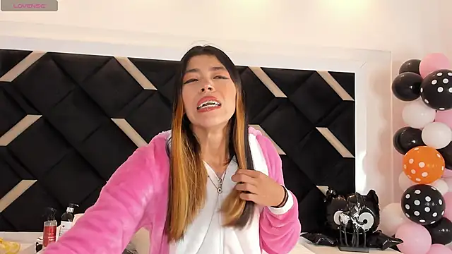 Snapshot of Girl_Cherry chatting on October 20, 2025, 11:33 am Girl Cherry online show from October 20, 2025, 11:33 am