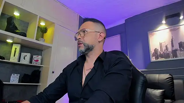 Snapshot of MrFrank_tattoo chatting on November 18, 2025, 11:57 am MrFrank tattoo online show from November 18, 2025, 11:57 am