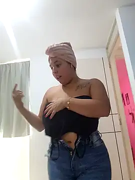 Snapshot of LizzRouse chatting on November 12, 2025, 5:39 pm LizzRouse online show from November 12, 2025, 5:39 pm