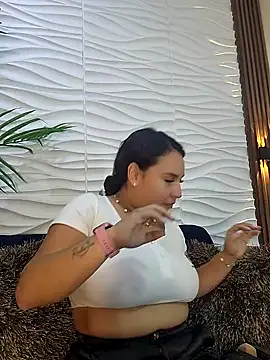 Snapshot of LizzRouse chatting on October 3, 2025, 10:00 pm LizzRouse online show from October 3, 2025, 10:00 pm