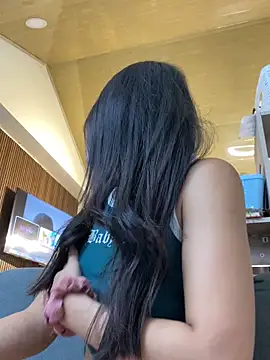 Snapshot of DaphneUwu chatting on December 4, 2025, 1:15 am DaphneUwu online show from December 4, 2025, 1:15 am