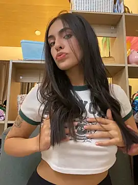 Snapshot of DaphneUwu chatting on October 30, 2025, 12:31 am DaphneUwu online show from October 30, 2025, 12:31 am