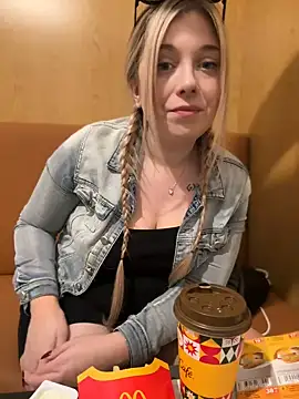 Snapshot of CherryAuroraa chatting on January 1, 2025, 10:03 pm CherryAuroraa online show from January 1, 2025, 10:03 pm