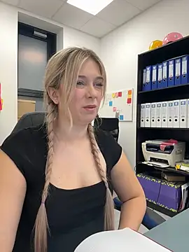 Snapshot of CherryAuroraa chatting on December 5, 2024, 8:28 pm CherryAuroraa online show from December 5, 2024, 8:28 pm