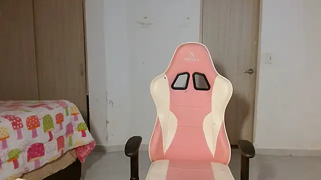 Snapshot of GiltRosebush chatting on January 6, 2026, 8:24 pm GiltRosebush online show from January 6, 2026, 8:24 pm