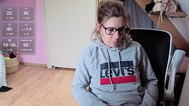 Lina lou4 online show from April 12, 2026, 12:08 pm