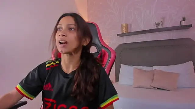 Snapshot of cora_22 chatting on October 25, 2025, 12:39 pm cora 22 online show from October 25, 2025, 12:39 pm