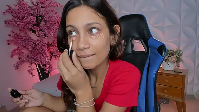 Snapshot of cora_22 chatting on November 13, 2025, 12:31 pm cora 22 online show from November 13, 2025, 12:31 pm